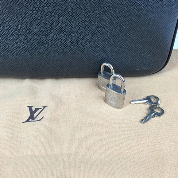 Louis Vuitton Taiga Reporter Ardoise Shoulder Bag - Picture 8 of 8